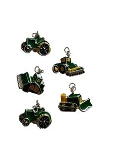 Lotto 5 ciondoli vintage smaltati John Deer trattore verde tono argento 3/4" - Foto 1 di 2