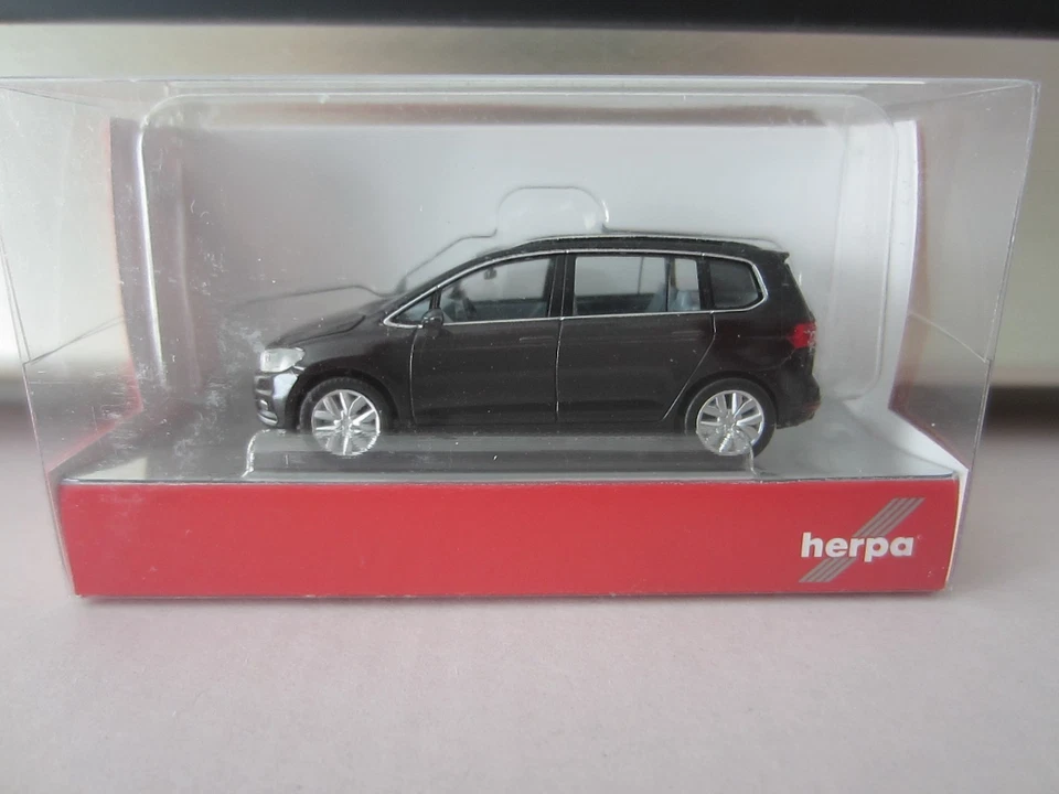 MINIVAN HERPA 038492 VW TOURAN en NEGRO - el modelo es de PLÁSTICO - HO o escala 1:87 Foto 1 de 1
