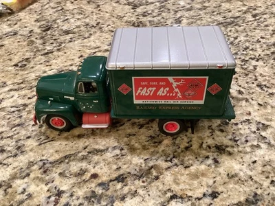 First Gear 1993 escala 1/34 1957 International Dry Goods Van Railway Express Foto 1 de 4