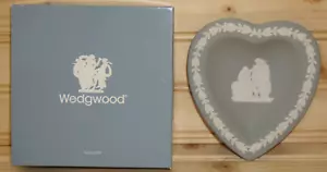 Bandeja o plato de baratija Wedgwood Jasperware blanco sobre gris corazón, en caja (S10) - Imagen 1 de 9