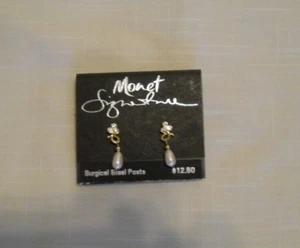 Monet Signature Rhinestone & Faux Pearl Surgical Steel Post Drop Earrings - New - Bild 1 von 1