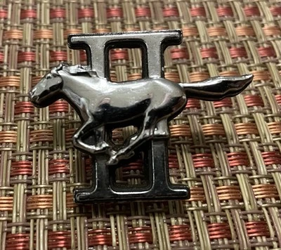 1974 - 1978 Ford Mustang II крыло эмблема значок (ON-33-20) - Изображение 1 из 4