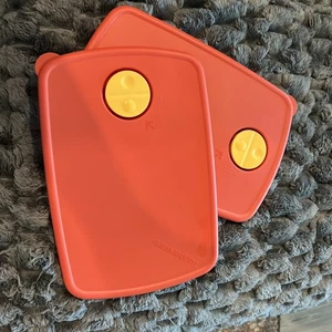 2 Stück Tupperware Deckel 3382a3 orange mit gelbem Rechteck 10" lang mit Entlüftung NEU - Bild 1 von 3