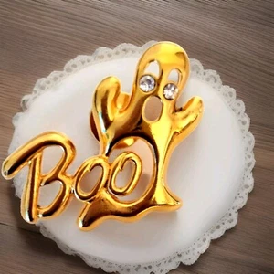 Boo Lettering & Ghost Pin – Gold-Tone Halloween Design with Rhinestone Inlay - Imagen 1 de 7