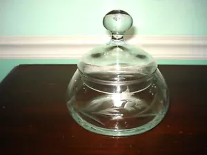Vintage klare Blumen/Tulpe geätztes Glas bedeckt Süßigkeiten Geschirr mit Deckel - Bild 1 von 3