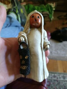 5 1/2" Tall Retro Ghost Hand Painted Resin Decoration Salem Collection - Picture 1 of 5