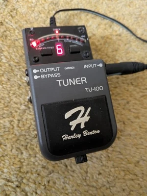 Harley Benton TU-100 * Tuner/Stimmgerät/Bodentuner (Boss TU-3 Klon) - Bild 1 von 2