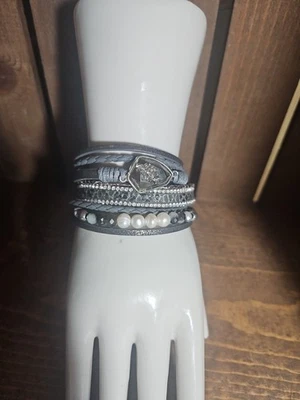 Brazalete envolvente de cuero vegano deslumbrante Saachi nuevo con etiquetas gris/gris topo estrás ancho Foto 1 de 4