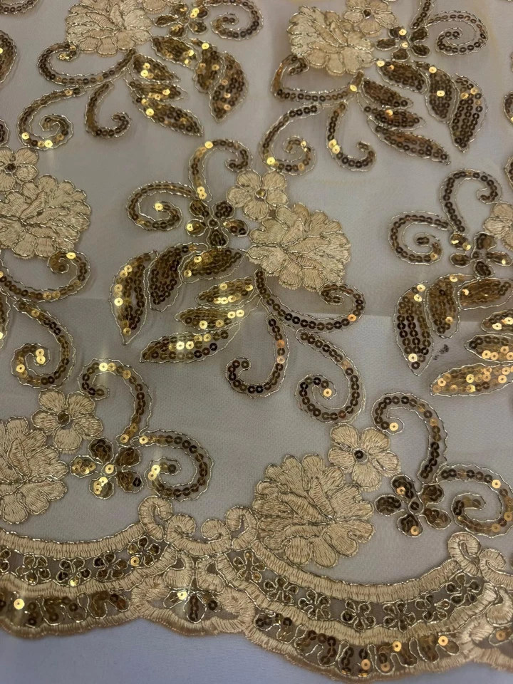 Tecido bordado de malha de renda floral queen com cordão largo 48/50" com lantejoulas - Imagem 1 de 1