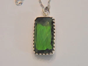 34 CT Peridot in .925 sterling silver mount with 18 inch .925 sterling chain - Picture 1 of 11