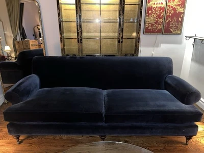 Sofá Anthropologie Willoughby - 89” terciopelo azul marino - ruedas de latón - excelente usado Foto 1 de 4