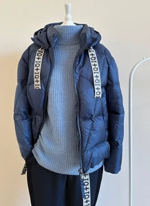 IQ BERLIN Jacke Gr. 36 Daunenjacke Metallic-Blau Logo-Bänder Taschen Top Zustand - Bild 1 von 19
