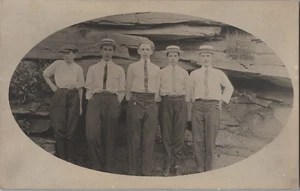 RPPC Antigua Postal Foto Imagen Retrato Grupo Hombres Sombrero Corbatas - Imagen 1 de 2