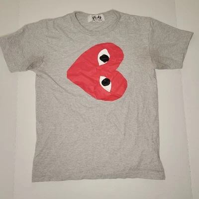 Camiseta para hombre Play Comme Des Garcons color gris talla mediana lateral logotipo corazón Foto 1 de 4