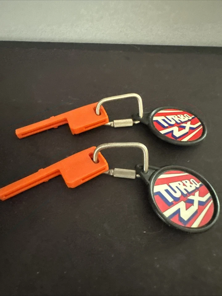 Chave de lançamento de carro Turbo ZX Datsun 240 Kidco 1980 vintage conjunto de 2 - Imagem 1 de 3