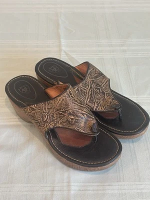 Nuevas Sandalias Ariat Cuero Grueso Tanga Plataforma Años 90 Y2k 9.5 Dorado Tooled   Foto 1 de 4