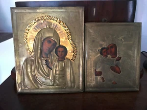 COPPIA DI ICONE RUSSE CON RIZA IN LAMIERINO ARGENTATO - META OTTOCENTO - Foto 1 di 4