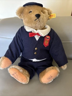 Steiff 维多利亚男孩熊 14 英寸海军蓝西装红色蝴蝶结贝雷帽 0155/35 德国 1986 — 第 1/4 张图片