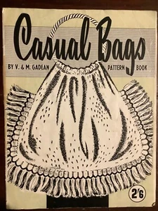 Casual Bags Knit & Crochet Vintage Craft Pattern Book By V& M Gadean - Imagen 1 de 13