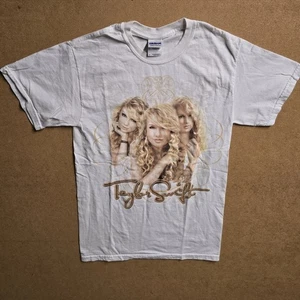 Taylor Swift Tee Fearless Tour Concerto Maglietta Piccolo Tour Merch - Foto 1 di 7