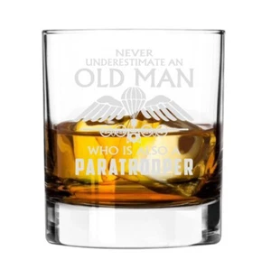 Vaso de whisky grabado nunca subestimes a un viejo paracaidista - Imagen 1 de 1