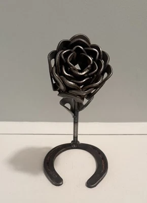 Rosa individual de metal soldado artesanal en herradura  Foto 1 de 4