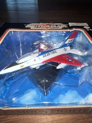 Motormax Famous Fighters F-16 FALCON Military Jet Die-cast Plane W/stand.  A1 - Image 1 of 4