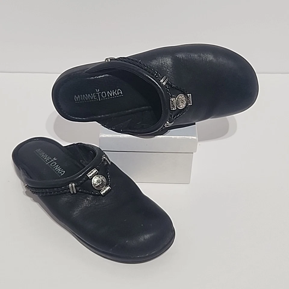 Zueco mocasín Minnetonka Mule Silverthorne cuero negro superior para mujer talla 6,5 Foto 1 de 4