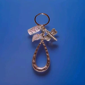 SILVER TONE KEYCHAIN MADE WITH A VINTAGE JEWELRY PIECE DRAGONFLY... - Picture 1 of 3