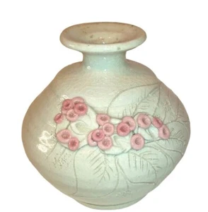 Jarrón de cerámica Carma Studio S.J.T. Diseño floral rosa esmaltado aplicado 1983 - Imagen 1 de 5