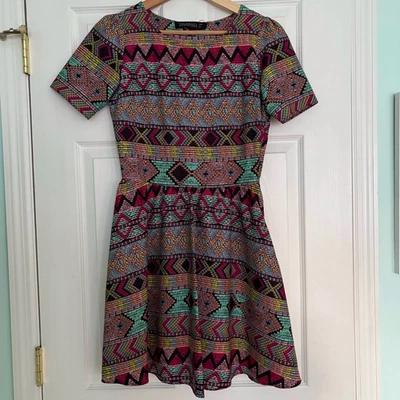 Sugarhill бутик коротким рукавом мини-платье шеврон узор Fit & Flare (размер 4) - Изображение 1 из 4