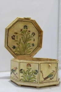 Kamelknochen Massivbox mit feiner Handminiatur. - Bild 1 von 5