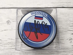 Disco de hockey autografiado por el equipo ruso firmado por Andrei Markov b - Imagen 1 de 1