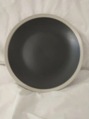 Plato de ensalada de gres Stone + Lain gris y crema "Serenity" Foto 1 de 2