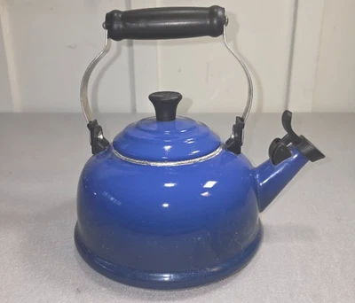 Hervidor de agua clásico Blue Le Creuset 1,7 cuartos necesita limpieza interior Foto 1 de 4