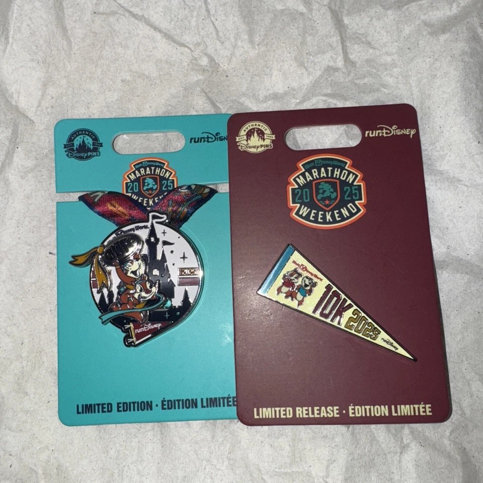 Juego de 2 pines de banderín con fichas y medalla Dale 2025 RunDisney Marathon Weekend 10k Foto 1 de 1