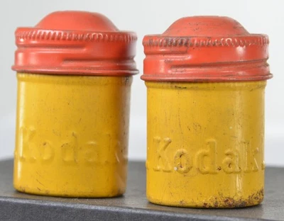 DOS latas/botes de película vintage de metal aluminio de 35 mm KODAK, BONITA PÁTINA Foto 1 de 2