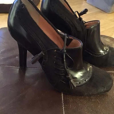 NANETTE LEPORE Corsé Botines Negro Talla 9 Usado en Excelente Condición Gamuza Cuero Corbatas Laterales Foto 1 de 4