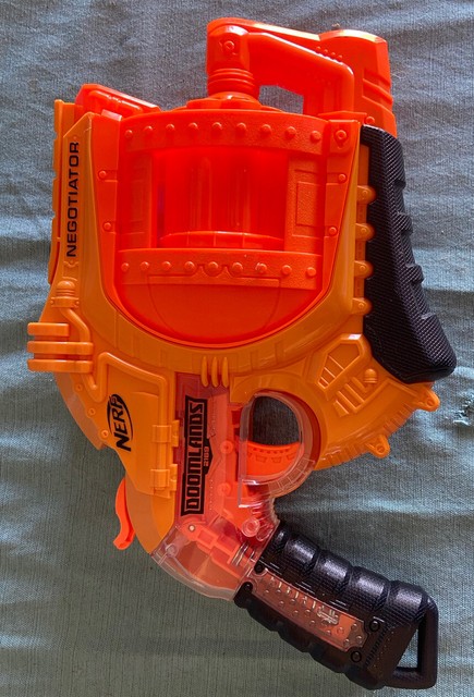 Preços baixos em Adventure Force Nerf Doomlands 2169 Pistolas de Dardos e  Dardos Macios