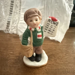 Vintage 1987 Lefton Colonial Village Mike O'Brien Newsboy Figurine 2" Tall - Picture 1 of 6