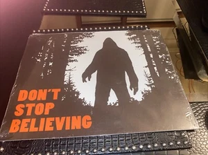 "Don't Stop Believing Bigfoot Blechschild 16"" x 12,5"" - Bild 1 von 2
