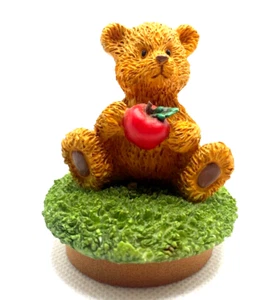 Pequeño osito de peluche de colección con tapa de vela de resina de manzana tapón de corcho de 3" de alto - Imagen 1 de 6