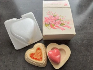 AVON Parfüm-Seife in Herz-Form ca. 8 x 4 cm *A Token of Love* - Bild 1 von 2