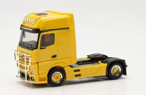 ,HERPA, MERCEDES ACTROS GIGASPACE 4x2 con portalámparas y barra de toro, 1/87... - Imagen 1 de 1