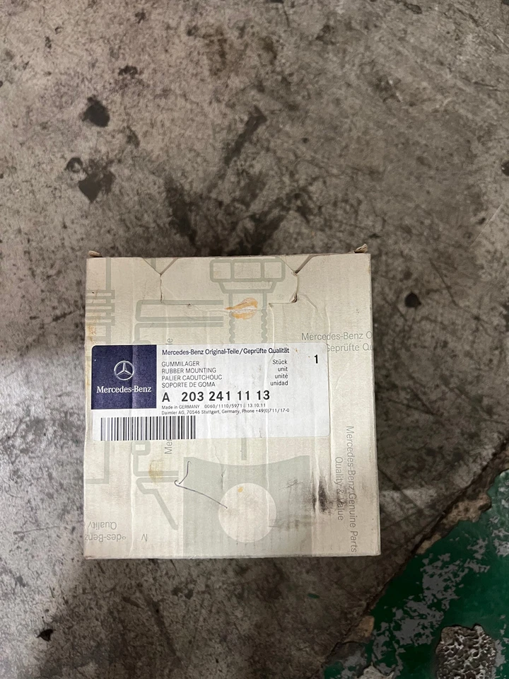 正品 原始设备制造商 梅赛德斯-奔驰 发动机底座 2032411113 — 第 1/2 张图片