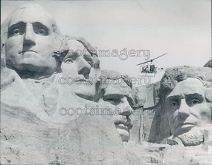 1961 Press Photo Helicopter Flies Over Mount Rushmore - Picture 1 of 2