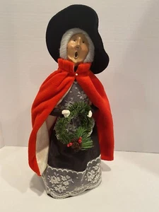 Vintage Byers Choice Carolers Victorian Grandparent With Wreath 1998 - Picture 1 of 5