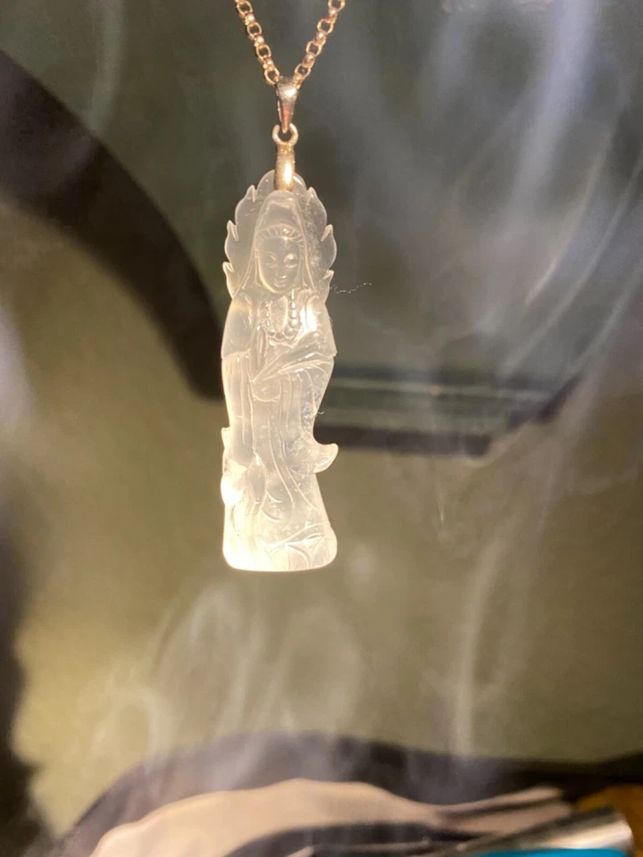 Collar de cadena transparente de jadeíta helada sobre oro Foto 1 de 4