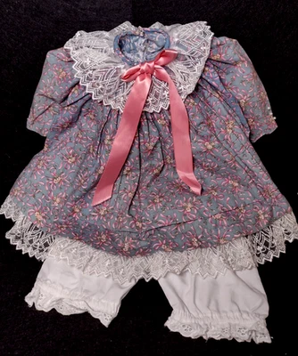 Vestido y ropa interior de muñeca de 20" con estampado floral azul y rosa de colección French Country Foto 1 de 4