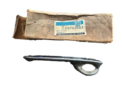 Оригинальная хромированная дверная ручка со стороны водителя для Chevrolet Corvette 65-68 Impala 63-64 годов выпуска 9702887 - Изображение 1 из 4